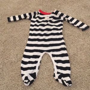 Burt’s bees onesie 🐝